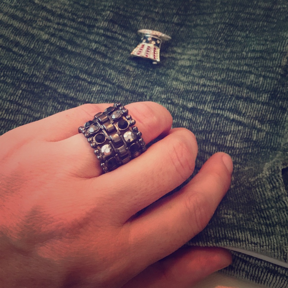 Exquisite black ring